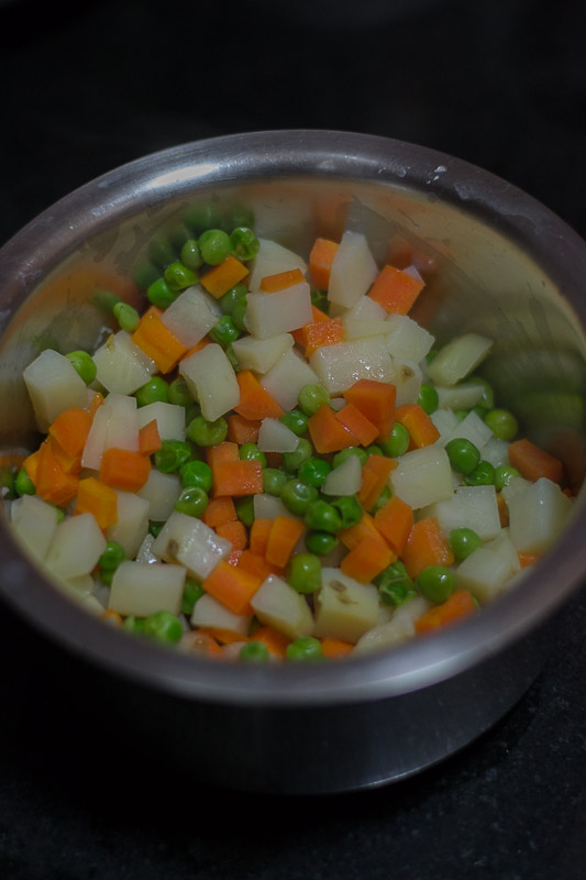 south-indian-Kerala-style-vegetable-stew-for-appam-recipe-veggies