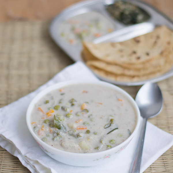 white-vegetable-korma-vellai-kurma-parotta-kuruma-south-indian-hotel-restaurant-style |kannammacooks.com #kurma #korma #stew #easy #recipe #vellai #white #tamilnadu #hotel #style #stew #side #dish #chapati